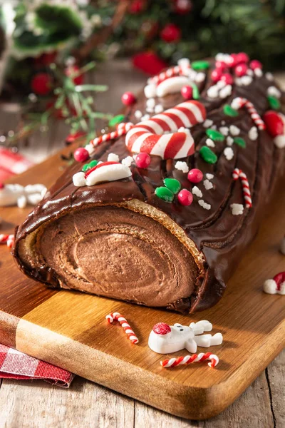 Chocolate Yule Log Pastel Navidad Mesa Madera —  Fotos de Stock