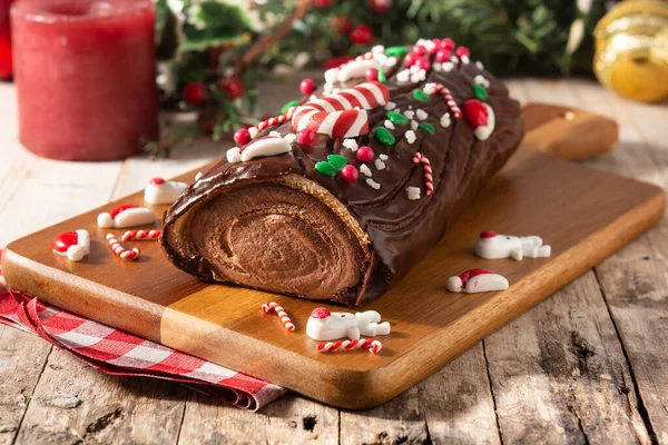 Chocolate Yule Log Pastel Navidad Mesa Madera —  Fotos de Stock