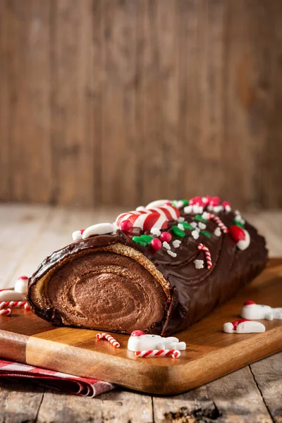 Chocolate Yule Log Pastel Navidad Mesa Madera —  Fotos de Stock