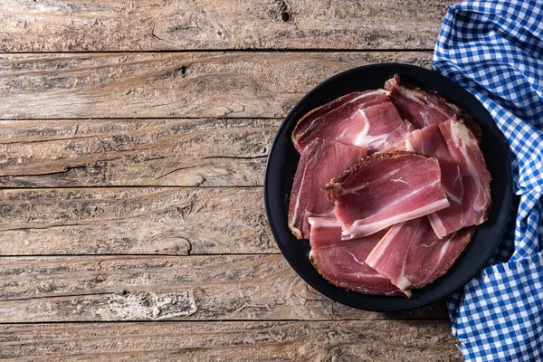 Getrocknete Und Geräucherte Fleischscheiben Auf Einem Holztisch Ansicht Von Oben — Stockfoto