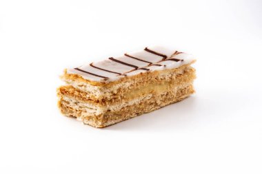 Beyaz arka planda izole edilmiş Millefoglie ya da Fransız mili-feuille tatlısı