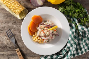 Balık, patates, mısır ve sebzeli geleneksel Peru ceviche 'si.