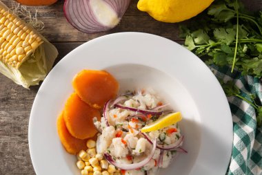 Balık, patates, mısır ve sebzeli geleneksel Peru ceviche 'si.