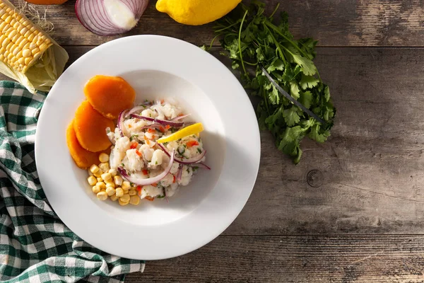 Ceviche Peruano Tradicional Con Pescado Batata Maíz Verduras Sobre Mesa — Foto de Stock