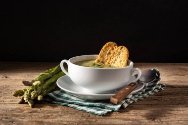 Tahta masada taze kuşkonmaz çorbası.