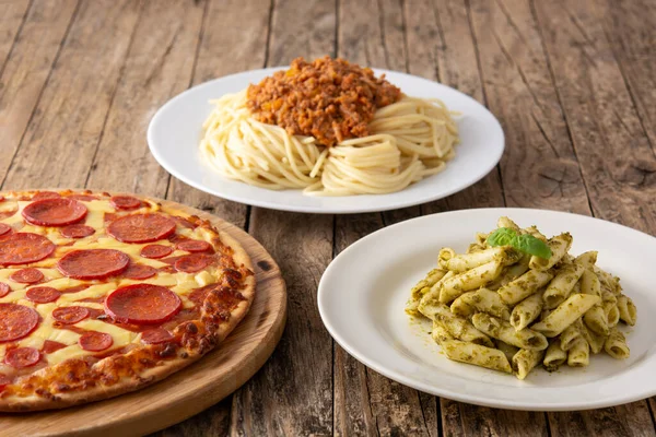 Sortiment Italienischer Nudelgerichte Auf Holztisch — Stockfoto