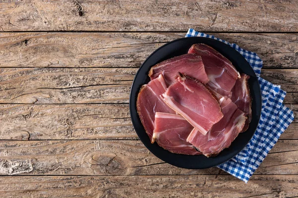 Getrocknete Und Geräucherte Fleischscheiben Auf Einem Holztisch Ansicht Von Oben — Stockfoto