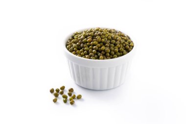 Beyaz arka planda izole edilmiş bir kasedeki yeşil soya fasulyesi.