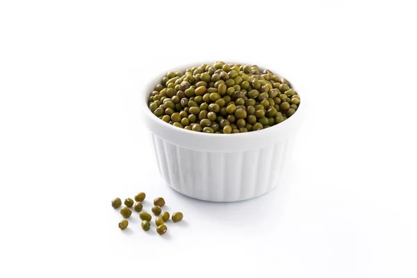 白い背景に隔離された鉢の中の緑豆 — ストック写真
