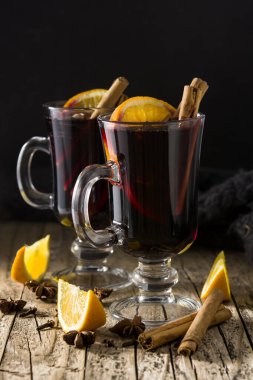 Geleneksel ahşap masada baharatlı sıcak şarap.