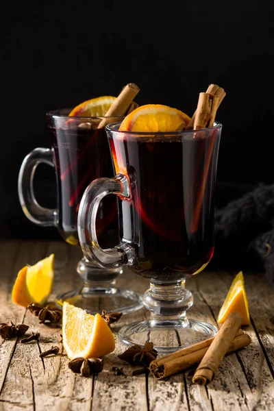 Vinho Quente Tradicional Com Especiarias Mesa Madeira — Fotografia de Stock