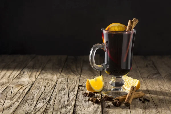 Traditioneller Glühwein Mit Gewürzen Auf Einem Holztisch — Stockfoto