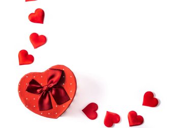 Kalp şeklinde bir hediye kutusu ve beyaz arka planda izole edilmiş Sevgililer Günü için kırmızı kalpler.