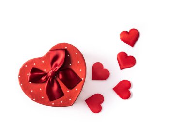 Kalp şeklinde bir hediye kutusu ve beyaz arka planda izole edilmiş Sevgililer Günü için kırmızı kalpler.
