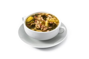 Beyaz arka planda izole edilmiş kremalı Toskana çorbası.