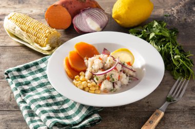Balık, patates, mısır ve sebzeli geleneksel Peru ceviche 'si.