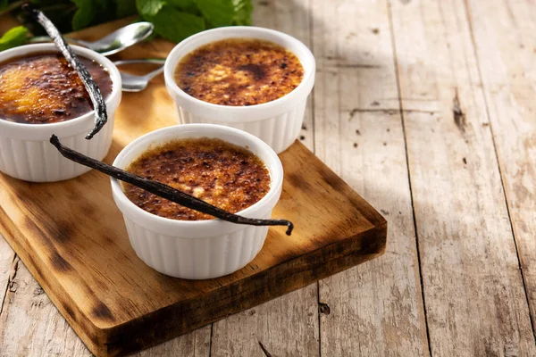 Tahta masadaki kasede ev yapımı creme brulee.
