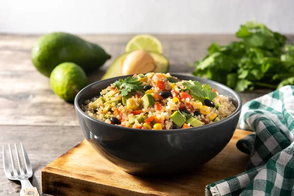 Ensalada Mexicana Con Quinua Tazón Sobre Mesa Madera — Foto de Stock