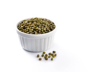 Beyaz kasedeki yeşil soya fasulyesi beyaz arka planda izole edildi.