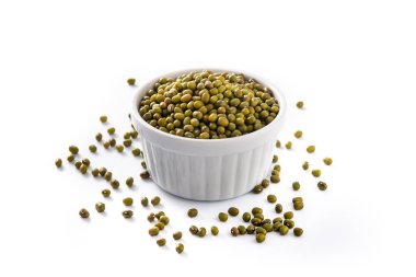 Beyaz arka planda izole edilmiş beyaz kasedeki yeşil soya fasulyesi.