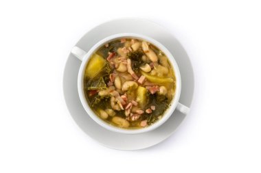 Kremalı Toskana çorbası beyaz arka planda izole edildi. Üst görüntü. Boşluğu kopyala