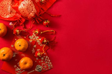 Çin Yeni Yıl Festivali dekorasyonları ve kırmızı arka planda portakallar. Boşluğu kopyala