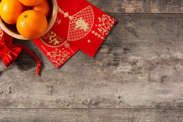 Chinesische Neujahrsfestdekorationen Und Orangen Auf Hölzernem Hintergrund Kopierraum — Stockfoto