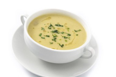 Taze yeşil kuşkonmaz çorbası beyaz arka planda izole edilmiş.