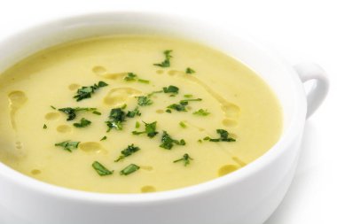 Beyaz arka planda izole edilmiş taze yeşil kuşkonmaz çorbası. Kapat.