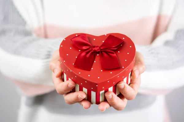 Frau Mit Herz Geschenk Box Zum Valentinstag — Stockfoto