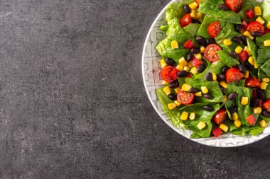 Siyah fasulyeli Meksika salatası, mısır, domates, marul ve biber.