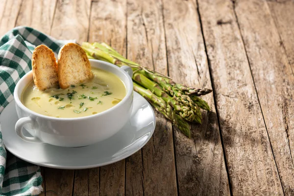 Frische Grüne Spargelsuppe Schüssel Auf Holztisch — Stockfoto