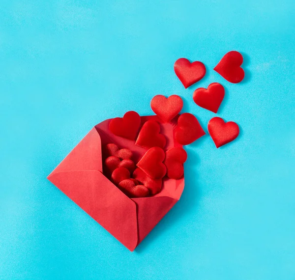 Srdce Vycházející Červené Obálky Modrém Pozadí Horní Pohled Valentines Day — Stock fotografie