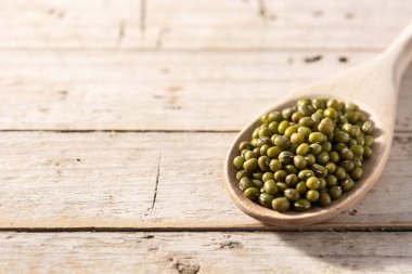 Yeşil fasulye, tahta kaşık. Boşluğu kopyala