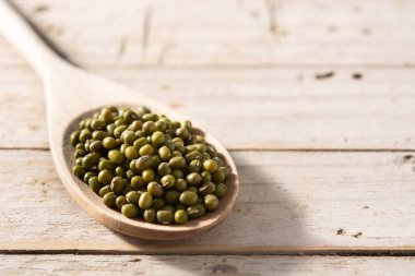 Yeşil fasulye, tahta kaşık. Boşluğu kopyala