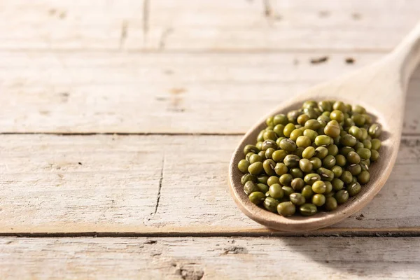 Yeşil fasulye, tahta kaşık. Boşluğu kopyala