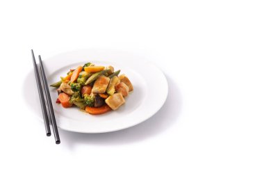 Kızarmış tavuğu, beyaz arka planda izole edilmiş sebzelerle karıştır.