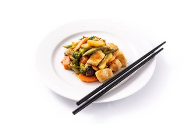 Kızarmış tavuğu, beyaz arka planda izole edilmiş sebzelerle karıştır.