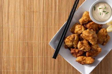 Baharatlı tavuk karayolu ahşap masada. Üst Manzara. Boşluğu kopyala