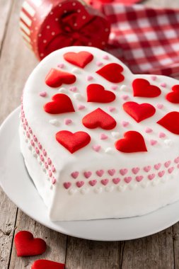 Sevgililer Günü için kalp pastası, Anneler Günü, ya da tahta masada şeker kalplerle süslenmiş doğum günü pastası.