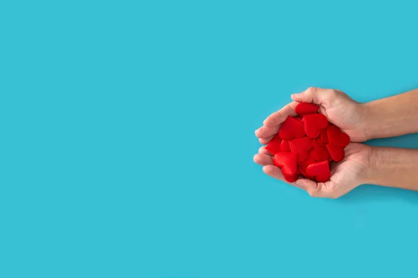 Manos Mujer Sosteniendo Corazones Rojos Sobre Fondo Azul Copiar Espacio —  Fotos de Stock