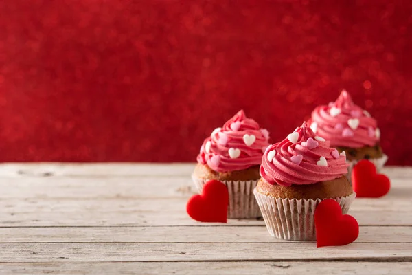 Cupcakes Decorados Con Corazones Azúcar Para Día San Valentín Sobre — Foto de Stock