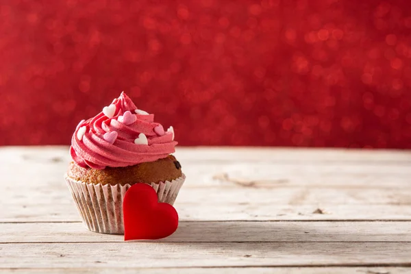 Cupcake Decorado Con Corazones Azúcar Para Día San Valentín Sobre — Foto de Stock