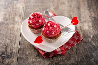 Sevgililer Günü için şeker kalplerle süslenmiş kekler.