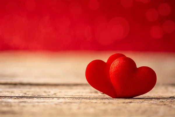 Dos Corazones Rojos Sobre Mesa Madera Fondo Rojo —  Fotos de Stock