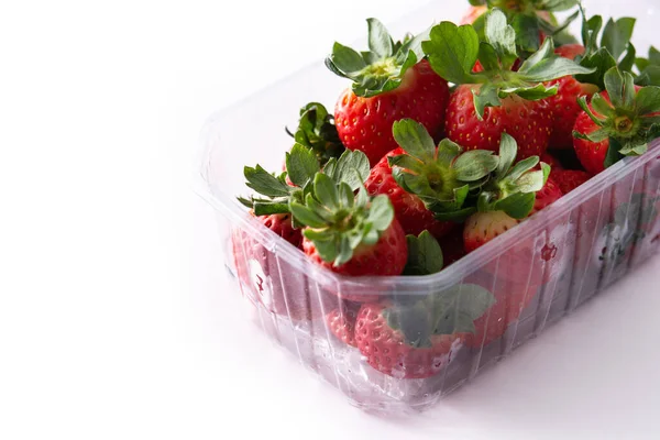 Erdbeeren Plastikverpackung Isoliert Auf Weißem Hintergrund — Stockfoto