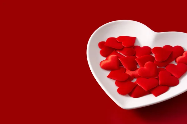 Hjärtformad Platta Med Röda Hjärtan Inuti Röd Bakgrund — Stockfoto