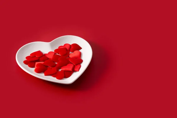 Πιάτο Σχήμα Καρδιάς Κόκκινες Καρδιές Στο Εσωτερικό Κόκκινο Φόντο — Φωτογραφία Αρχείου