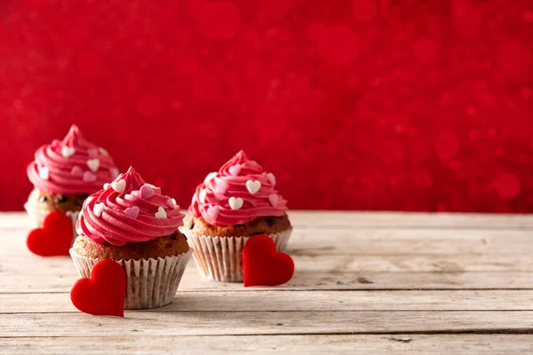 Cupcake Decorado Com Corações Açúcar Uma Seta Cupido Para Dia — Fotografia de Stock