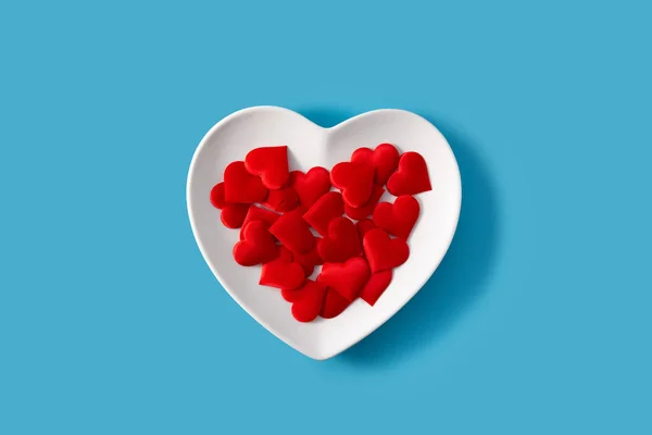 Πλάκα Σχήμα Καρδιάς Κόκκινες Καρδιές Στο Εσωτερικό Μπλε Φόντο — Φωτογραφία Αρχείου